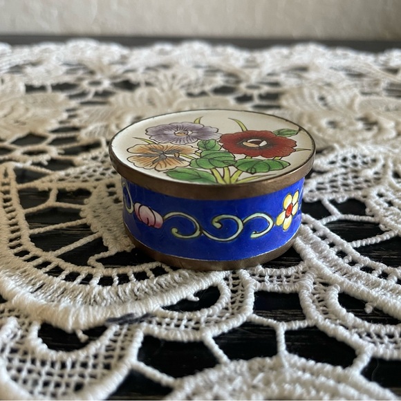 Vintage enamel pill box - Picture 3 of 5